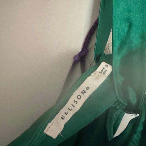 Satin Green Keyhole Sleeveless Blouse - Picture 3 of 4